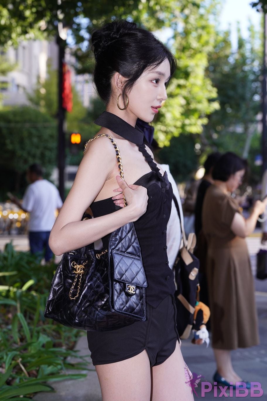 Featured Street Photography Works No.5379 Pretty girl in boots and shorts PixiBB.COM 094