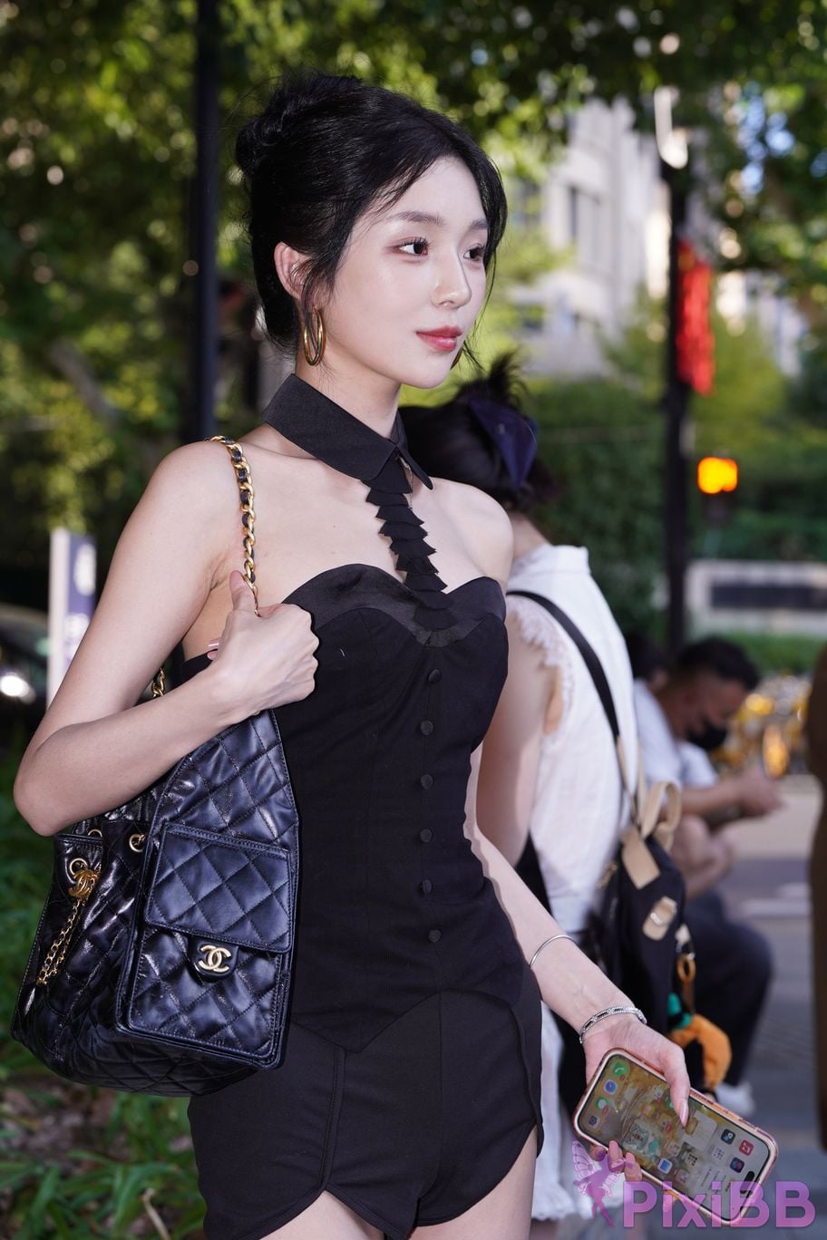 Featured Street Photography Works No.5379 Pretty girl in boots and shorts PixiBB.COM 095