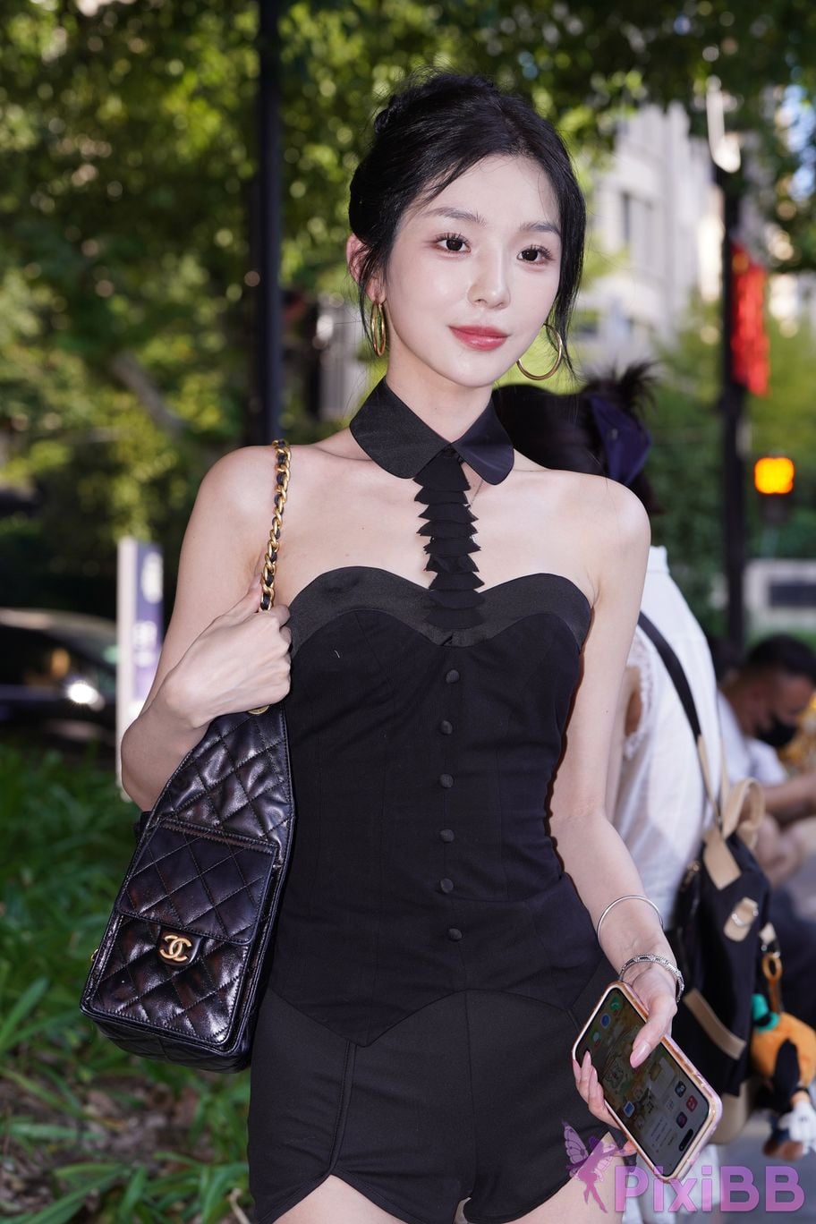 Featured Street Photography Works No.5379 Pretty girl in boots and shorts PixiBB.COM 097