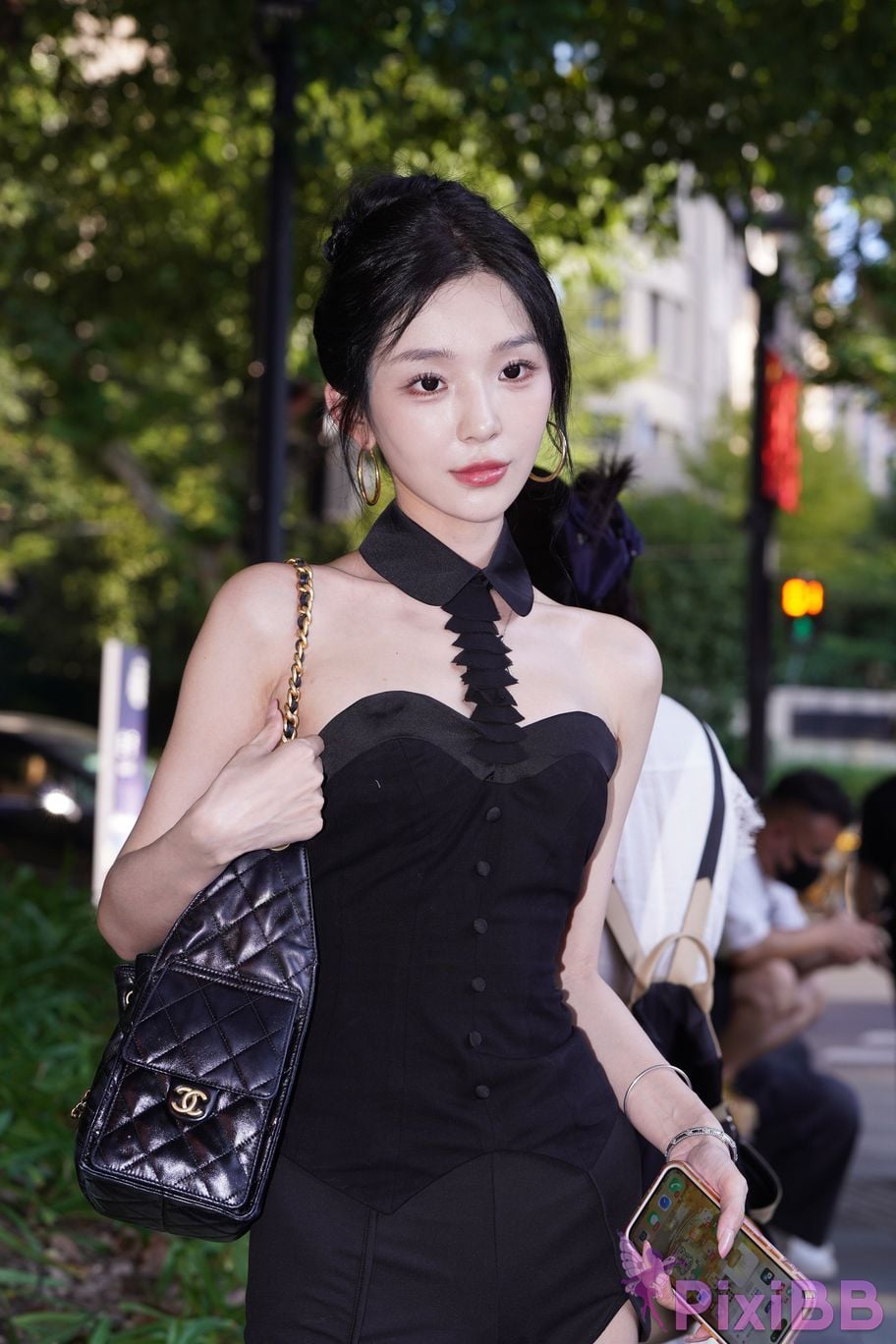 Featured Street Photography Works No.5379 Pretty girl in boots and shorts PixiBB.COM 098