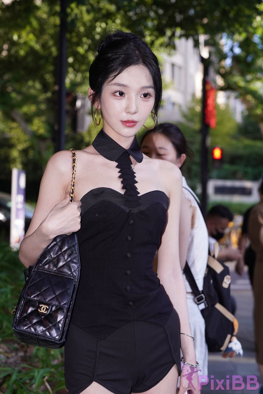 Featured Street Photography Works No.5379 Pretty girl in boots and shorts PixiBB.COM 099