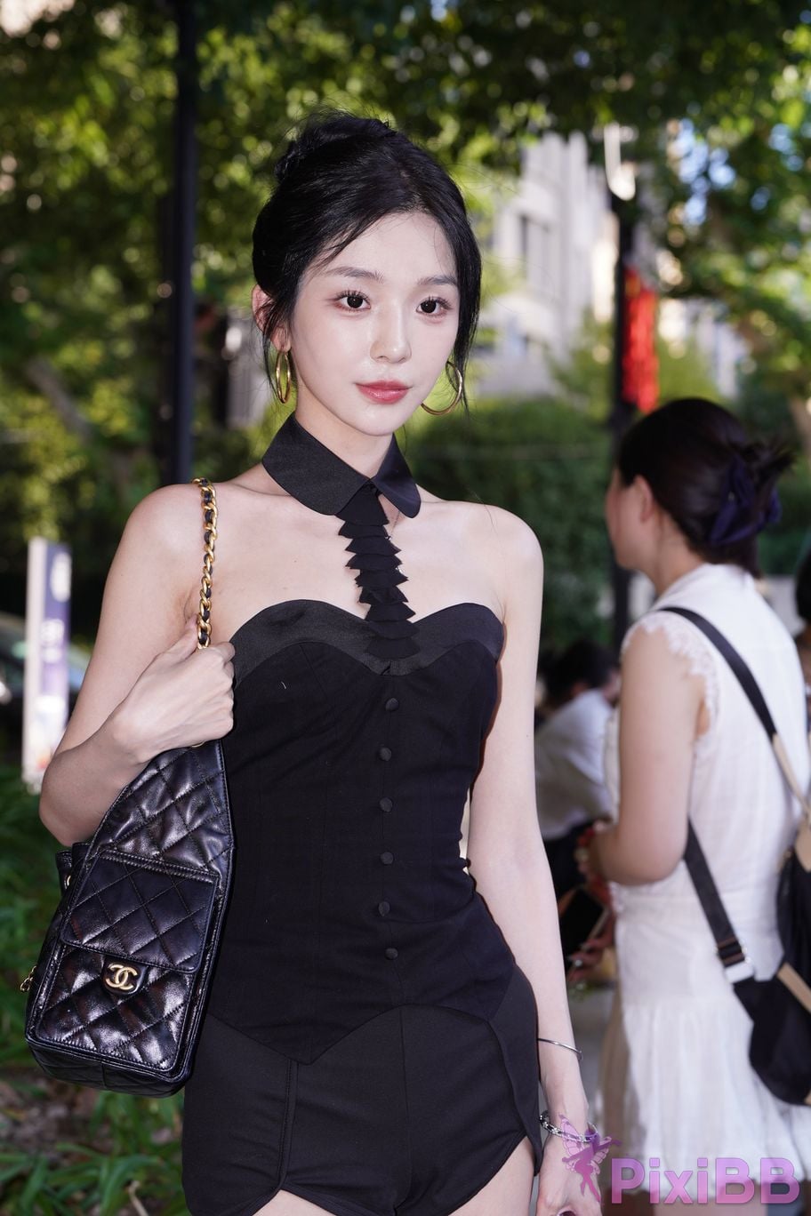 Featured Street Photography Works No.5379 Pretty girl in boots and shorts PixiBB.COM 100