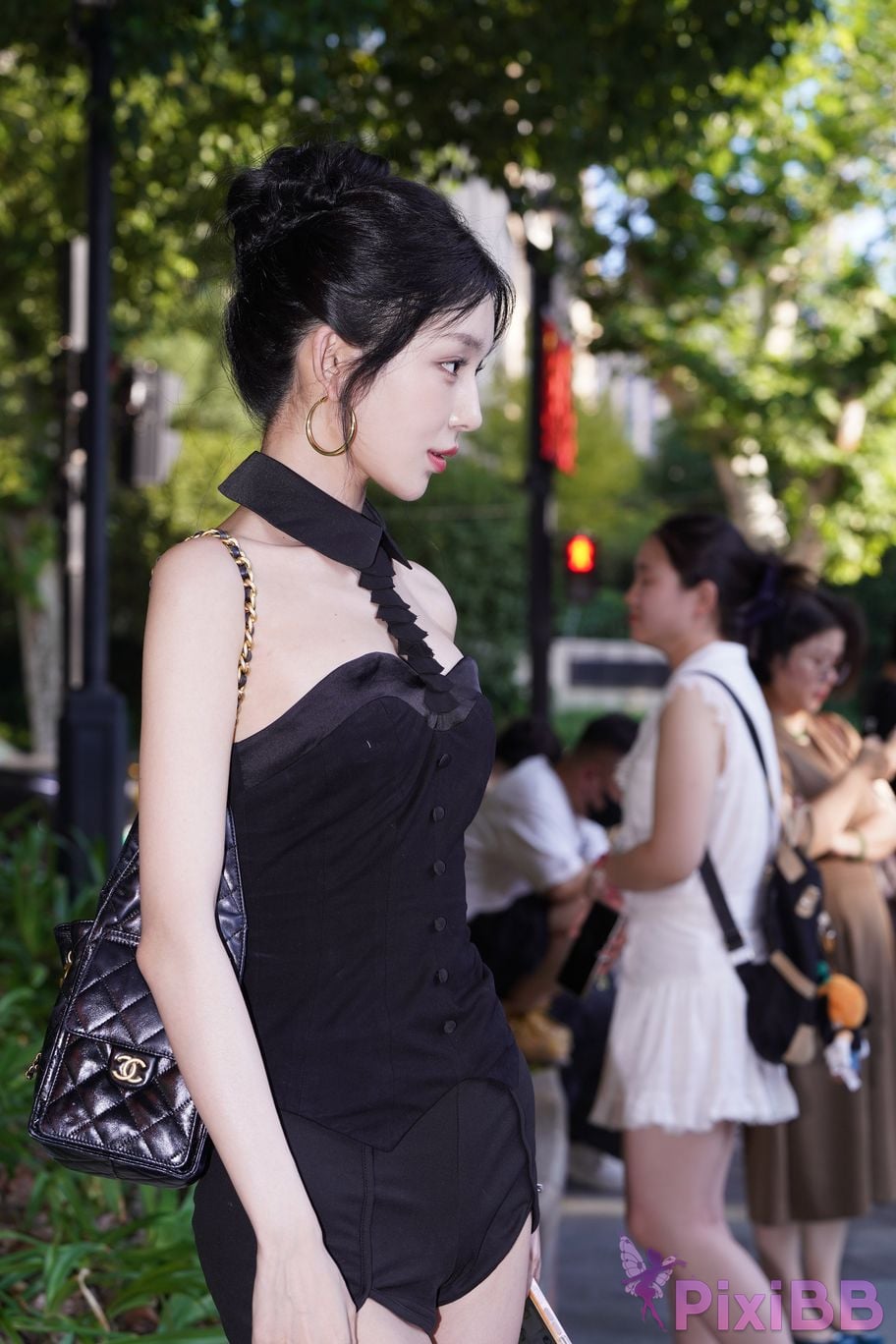 Featured Street Photography Works No.5379 Pretty girl in boots and shorts PixiBB.COM 103