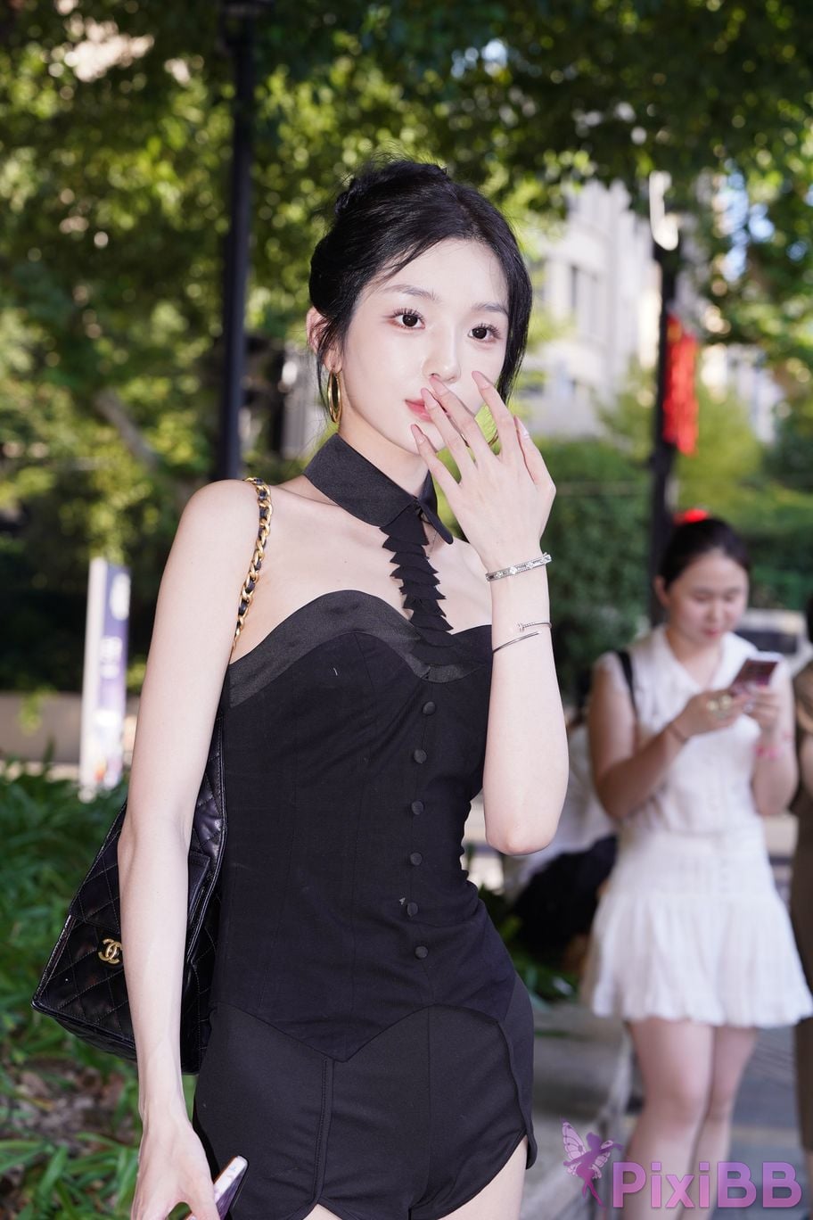 Featured Street Photography Works No.5379 Pretty girl in boots and shorts PixiBB.COM 106