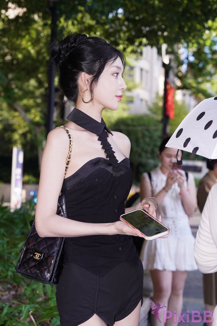 Featured Street Photography Works No.5379 Pretty girl in boots and shorts PixiBB.COM 107