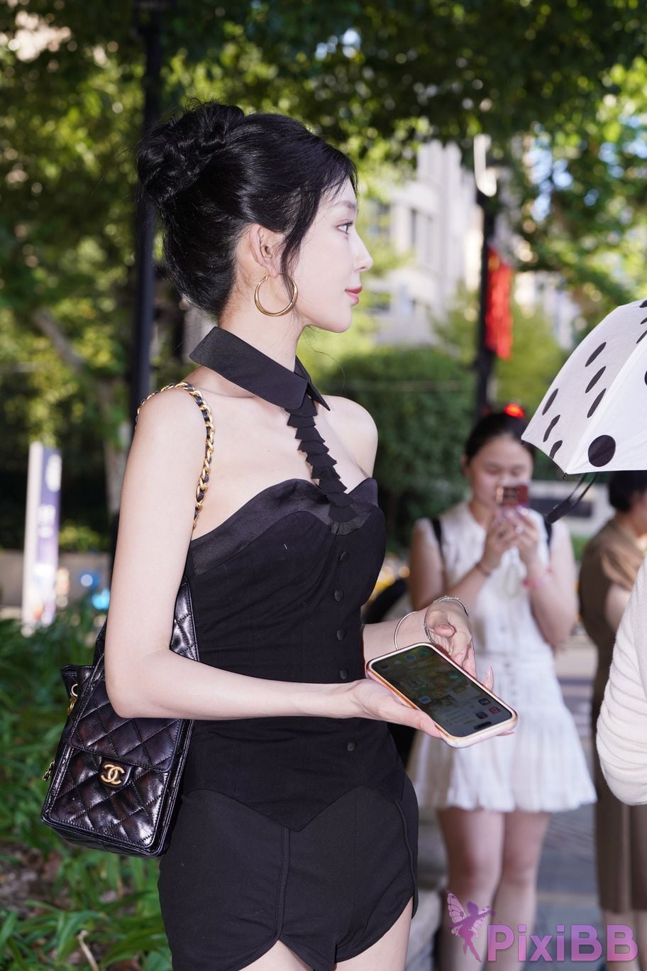 Featured Street Photography Works No.5379 Pretty girl in boots and shorts PixiBB.COM 108