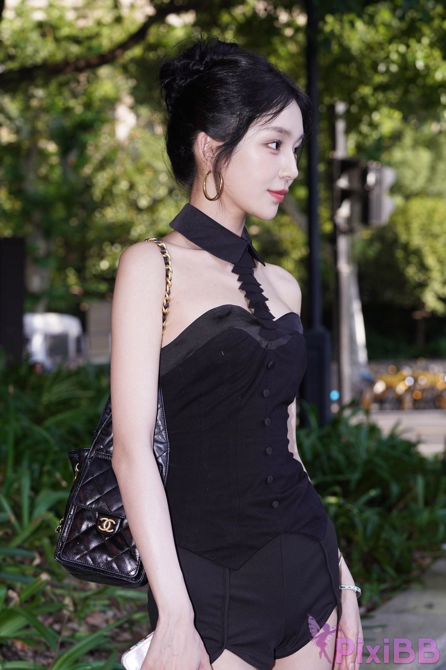 Featured Street Photography Works No.5379 Pretty girl in boots and shorts PixiBB.COM 110