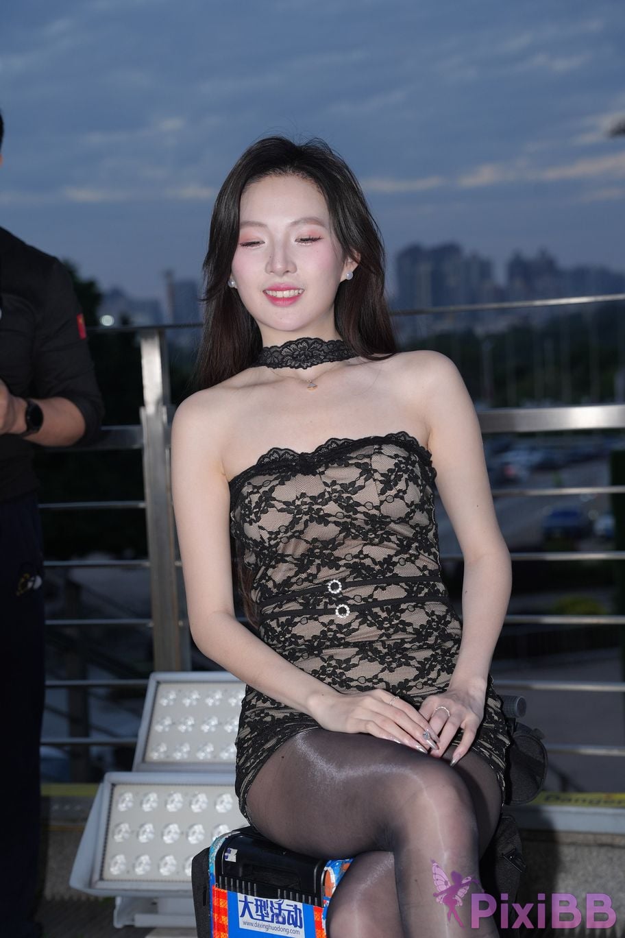 Featured Street Photography Works No.5383 Black silk tube top skirt PixiBB.COM 029