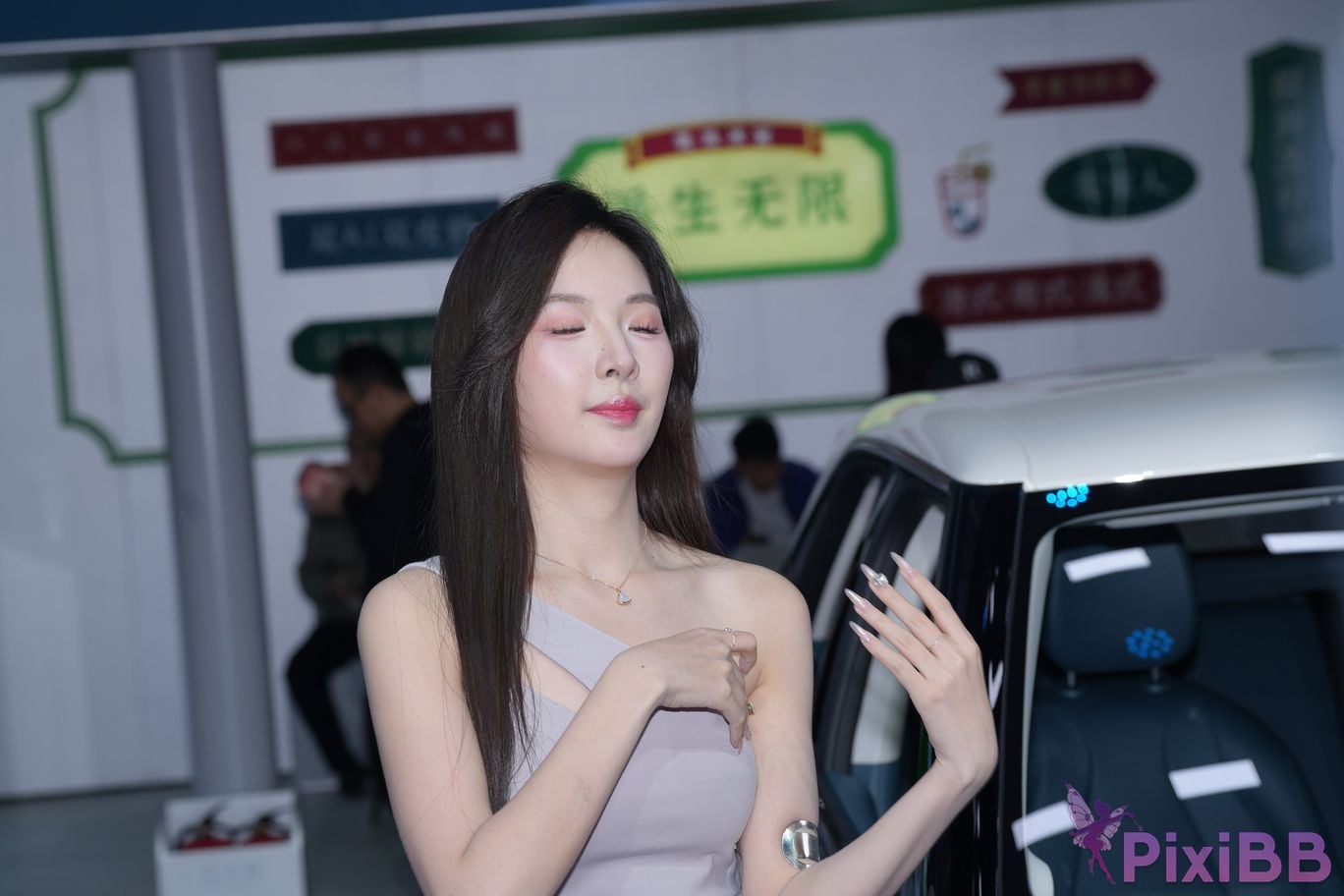 Featured Street Photography Works No.5383 Black silk tube top skirt PixiBB.COM 075