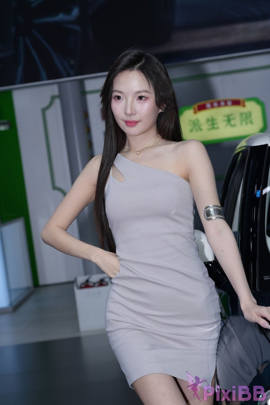 Featured Street Photography Works No.5383 Black silk tube top skirt PixiBB.COM 081