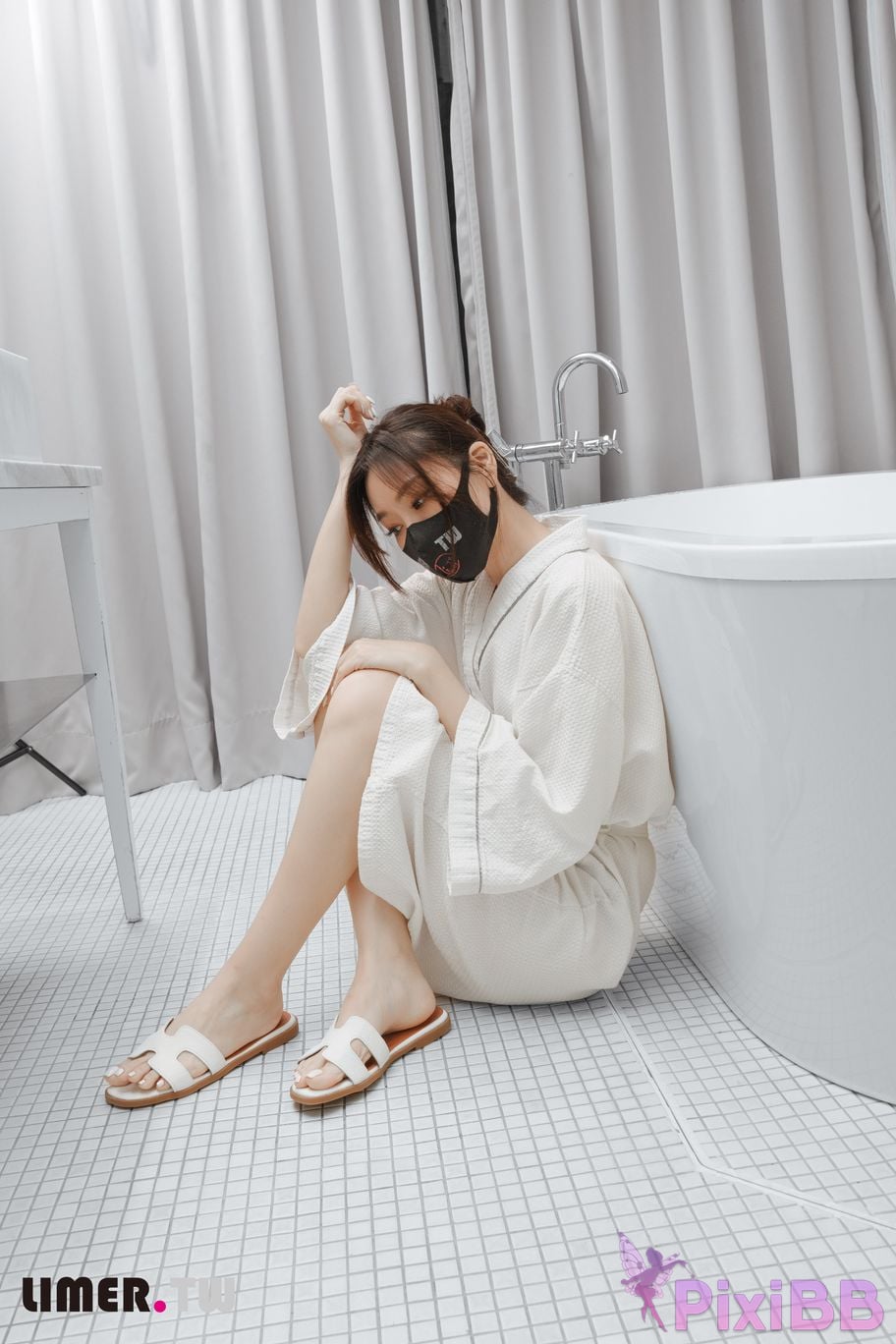 Limerence Original No.105 The goddess Yuweis beautiful feet make the pedicurist unable to control his silence TK Get up PixiBB.COM 011