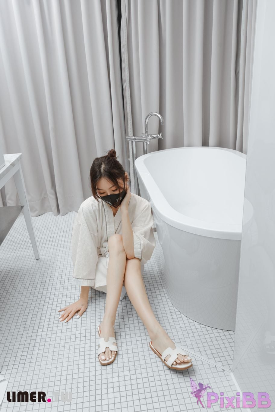 Limerence Original No.105 The goddess Yuweis beautiful feet make the pedicurist unable to control his silence TK Get up PixiBB.COM 012