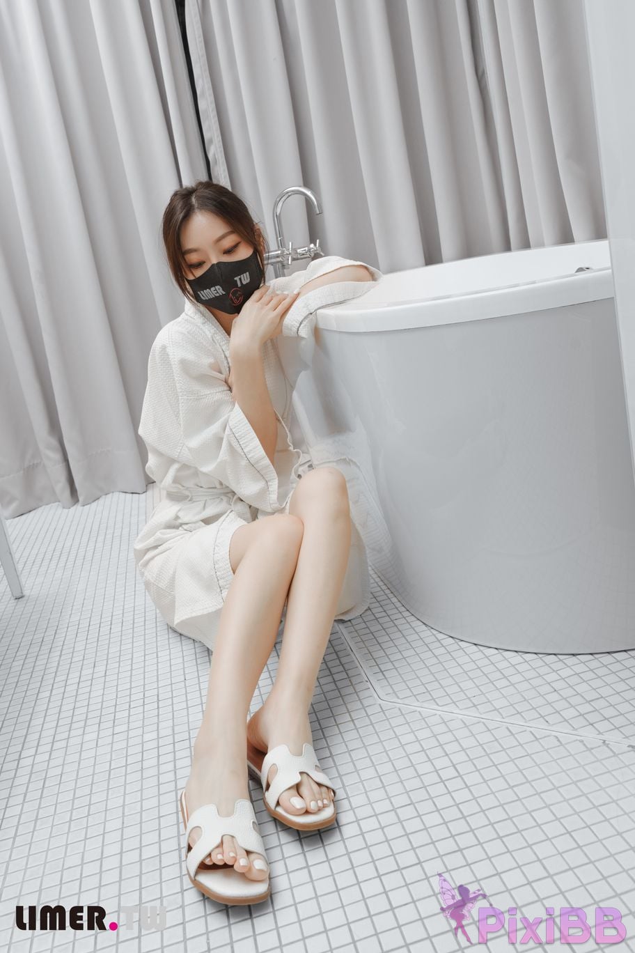 Limerence Original No.105 The goddess Yuweis beautiful feet make the pedicurist unable to control his silence TK Get up PixiBB.COM 016