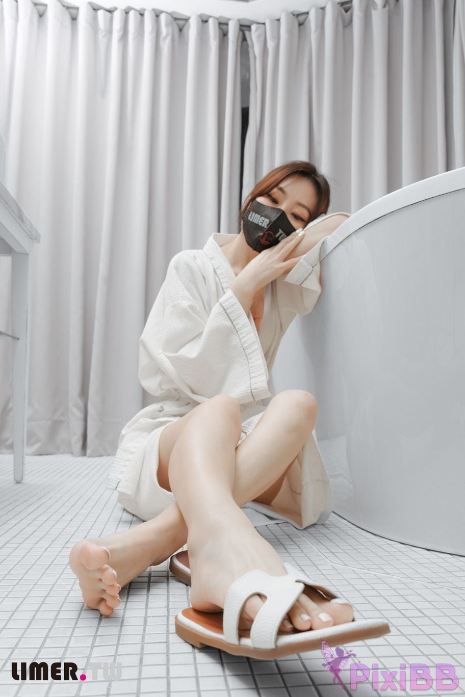 Limerence Original No.105 The goddess Yuweis beautiful feet make the pedicurist unable to control his silence TK Get up PixiBB.COM 017