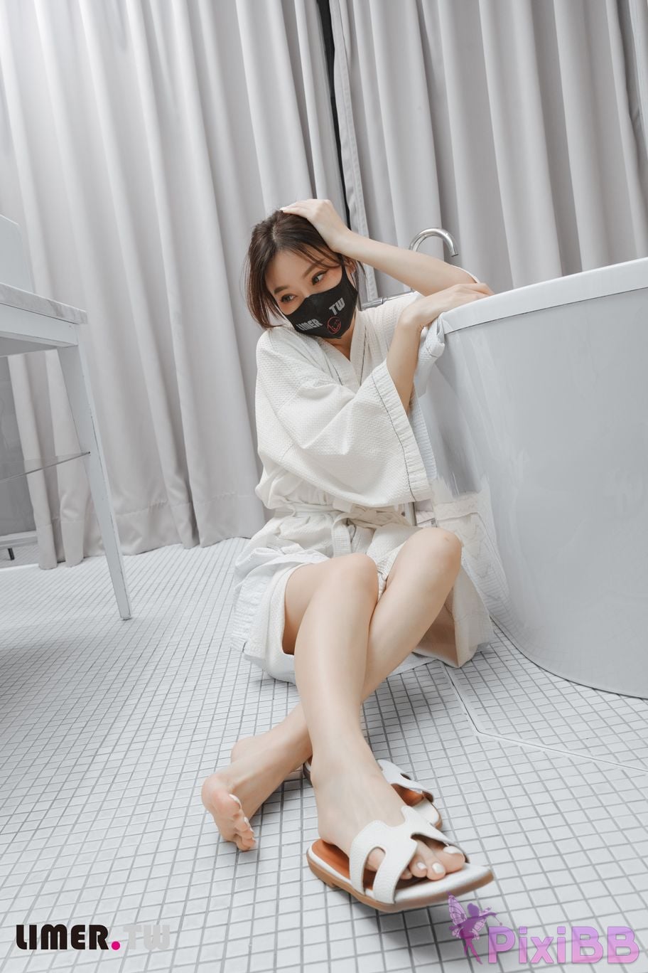 Limerence Original No.105 The goddess Yuweis beautiful feet make the pedicurist unable to control his silence TK Get up PixiBB.COM 018