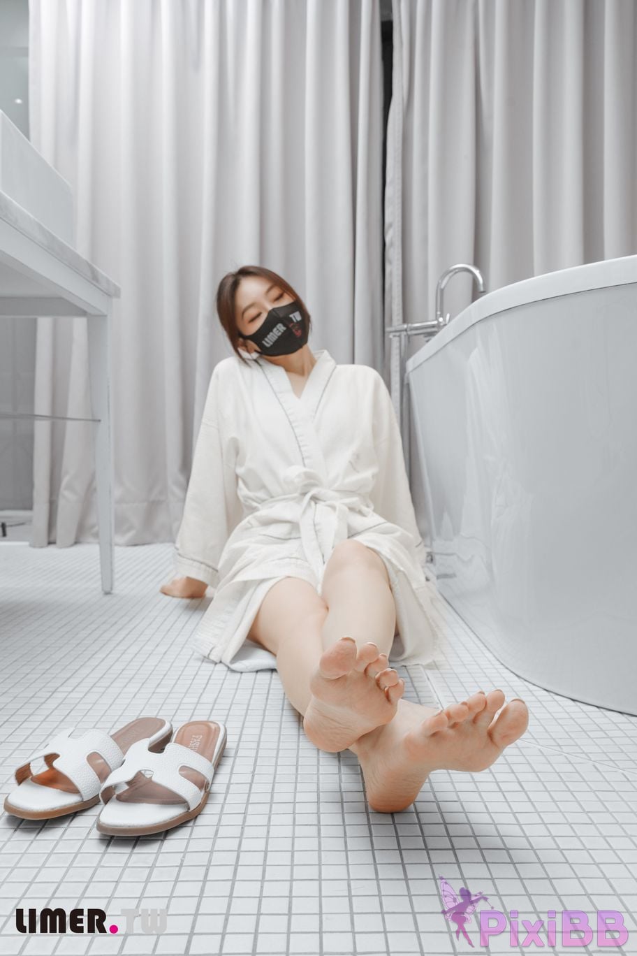 Limerence Original No.105 The goddess Yuweis beautiful feet make the pedicurist unable to control his silence TK Get up PixiBB.COM 023