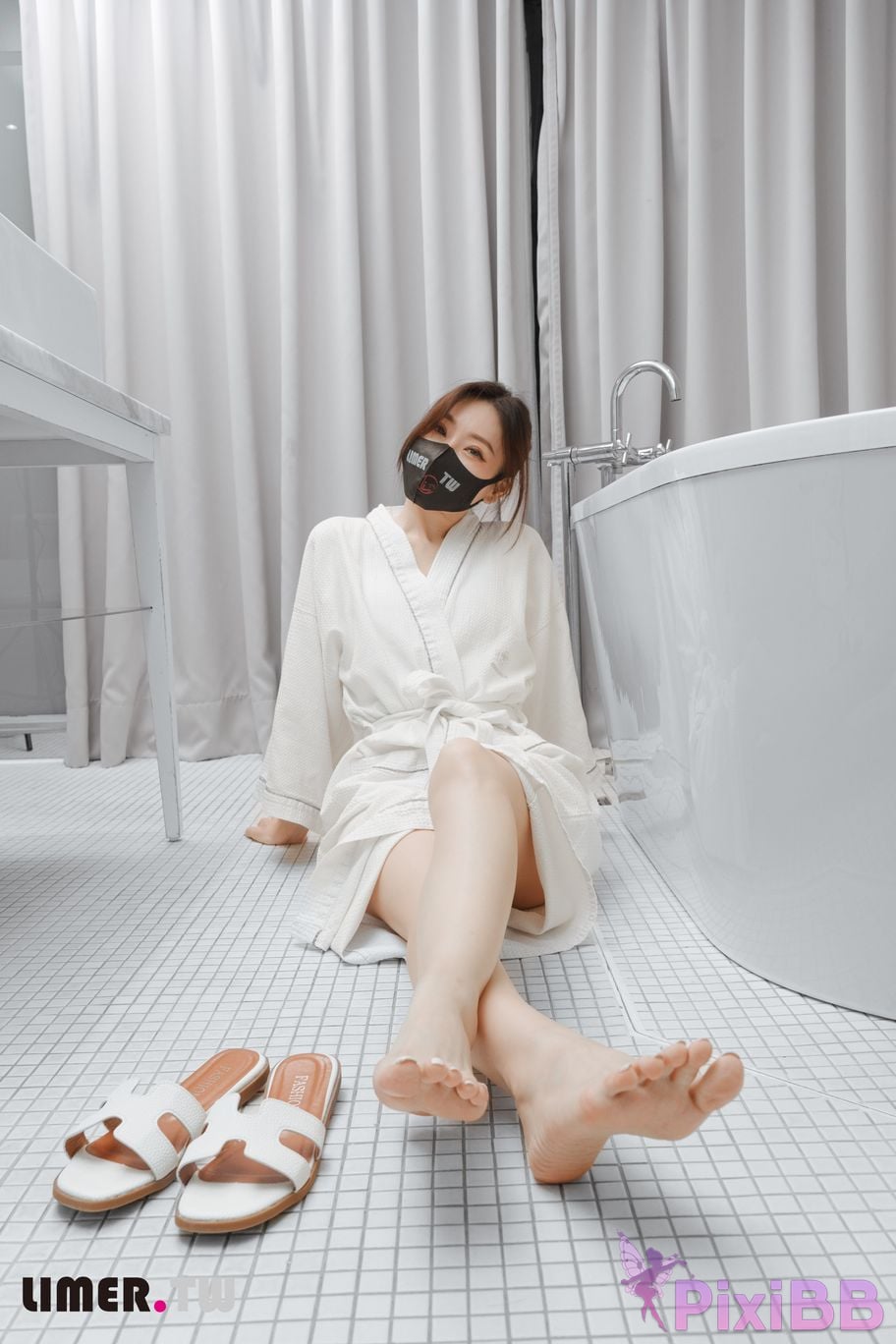 Limerence Original No.105 The goddess Yuweis beautiful feet make the pedicurist unable to control his silence TK Get up PixiBB.COM 024