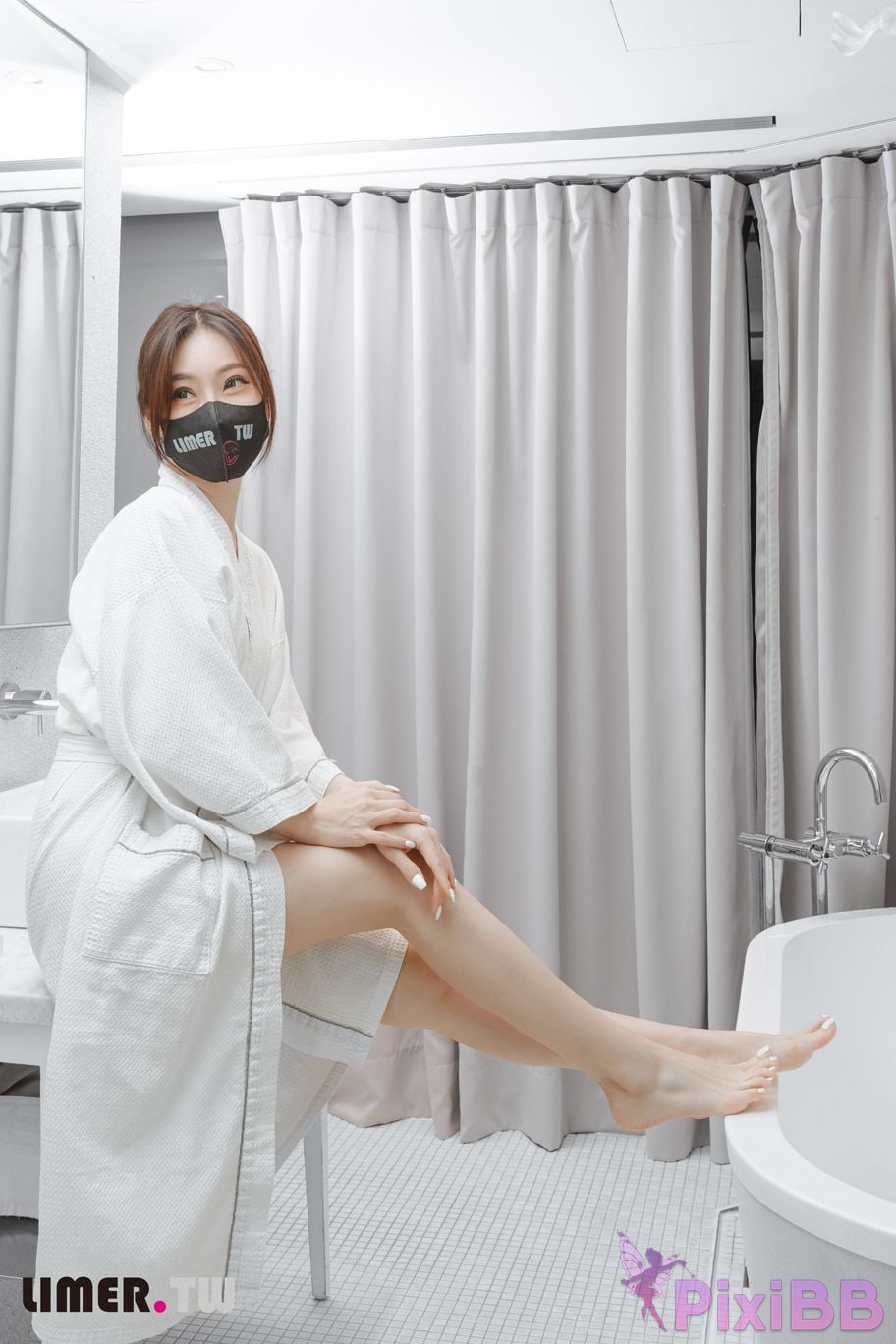 Limerence Original No.105 The goddess Yuweis beautiful feet make the pedicurist unable to control his silence TK Get up PixiBB.COM 030