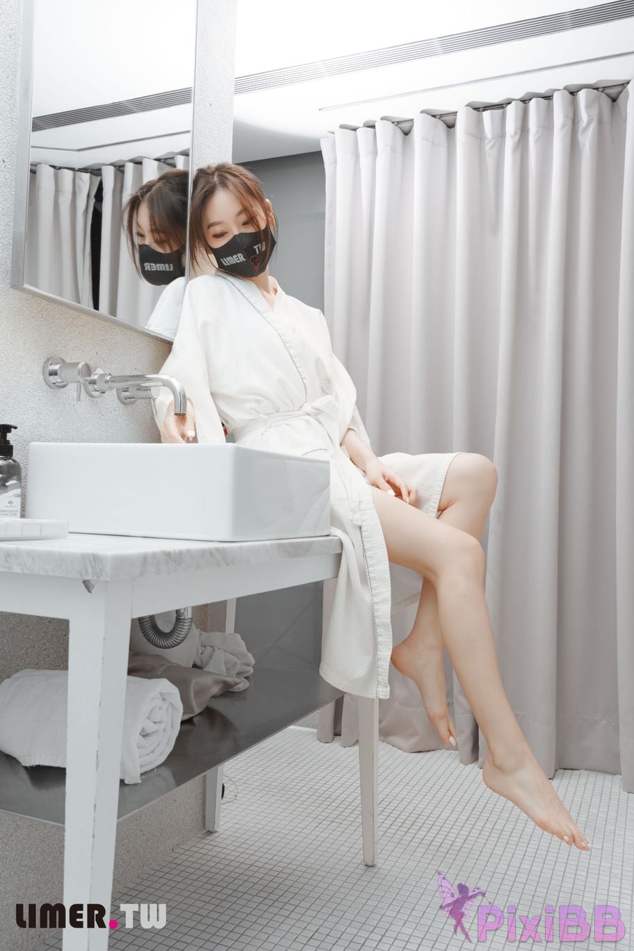 Limerence Original No.105 The goddess Yuweis beautiful feet make the pedicurist unable to control his silence TK Get up PixiBB.COM 040