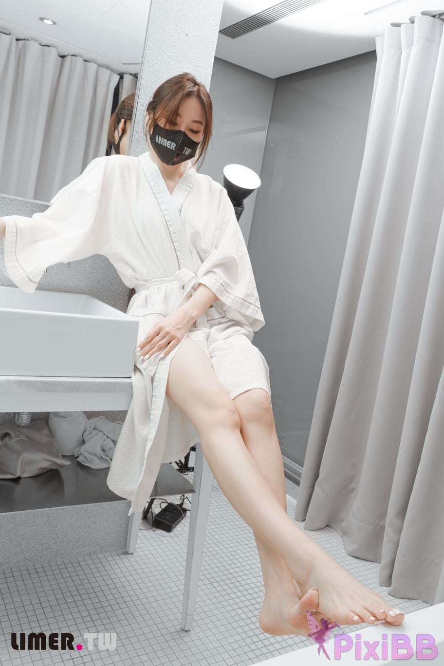 Limerence Original No.105 The goddess Yuweis beautiful feet make the pedicurist unable to control his silence TK Get up PixiBB.COM 044