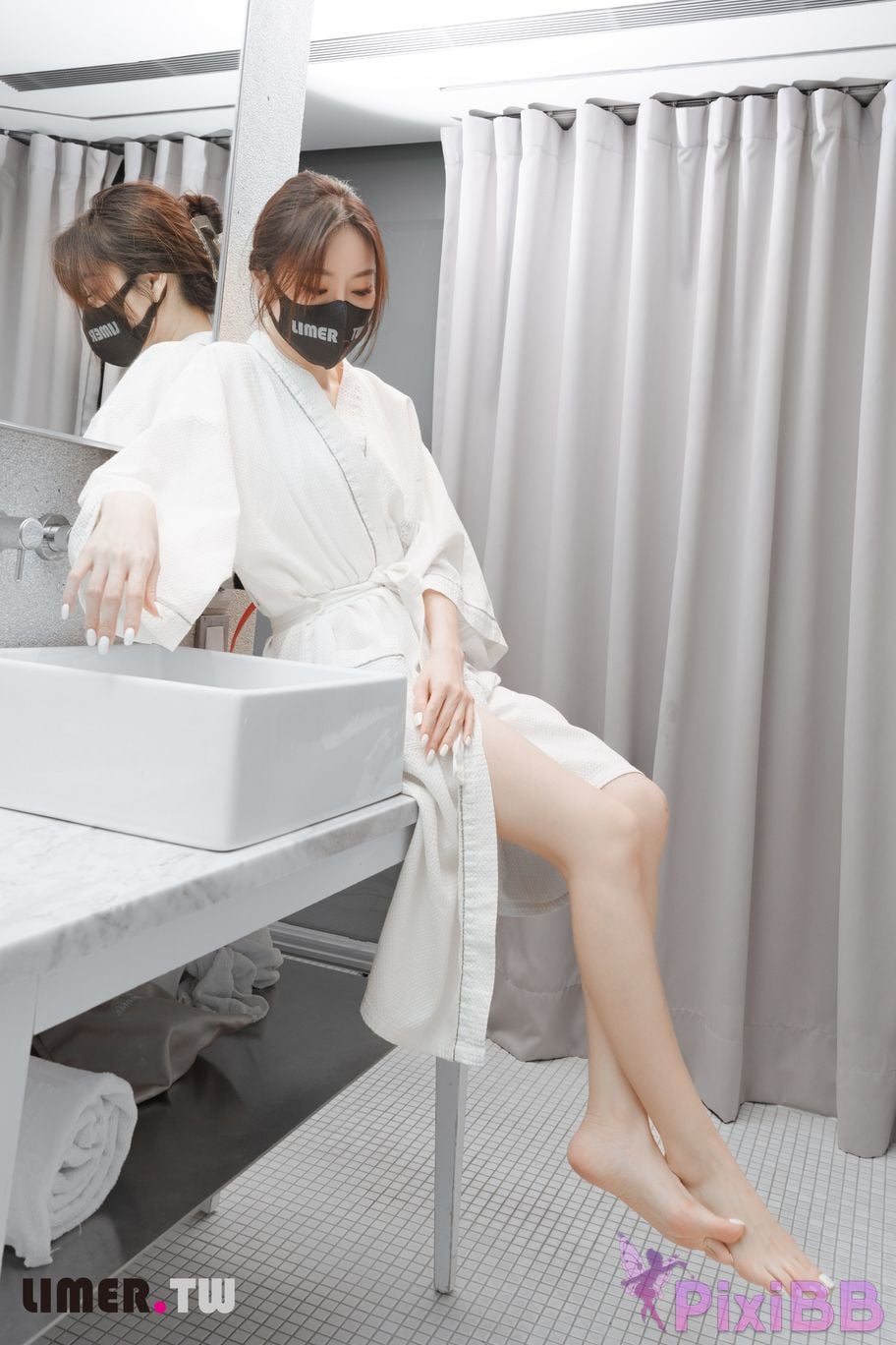 Limerence Original No.105 The goddess Yuweis beautiful feet make the pedicurist unable to control his silence TK Get up PixiBB.COM 045