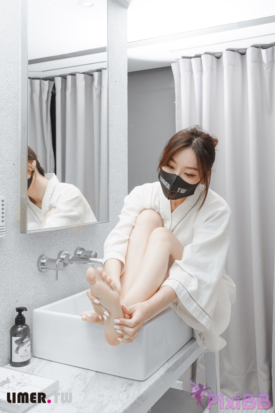 Limerence Original No.105 The goddess Yuweis beautiful feet make the pedicurist unable to control his silence TK Get up PixiBB.COM 051