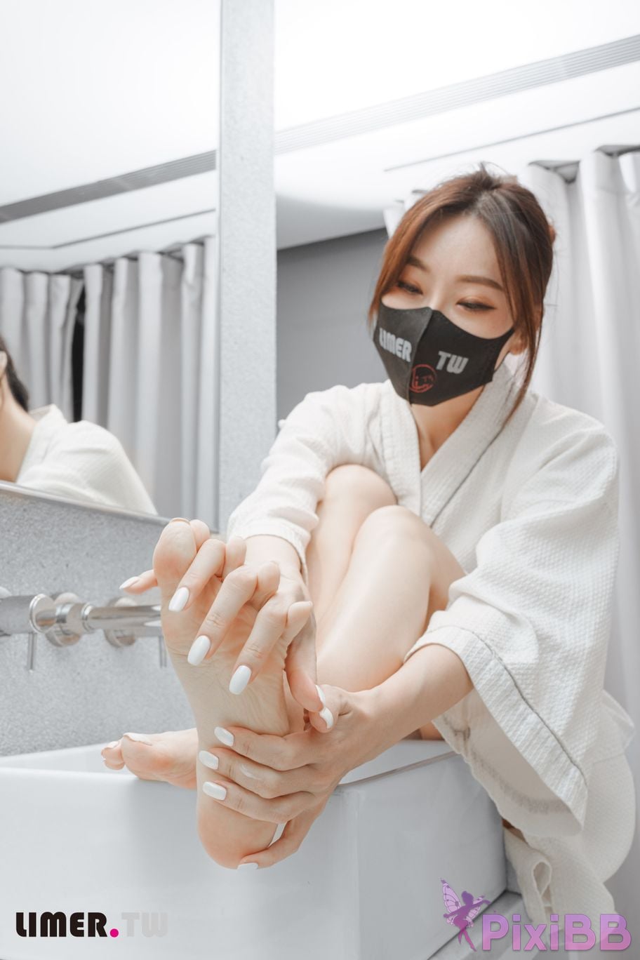 Limerence Original No.105 The goddess Yuweis beautiful feet make the pedicurist unable to control his silence TK Get up PixiBB.COM 052