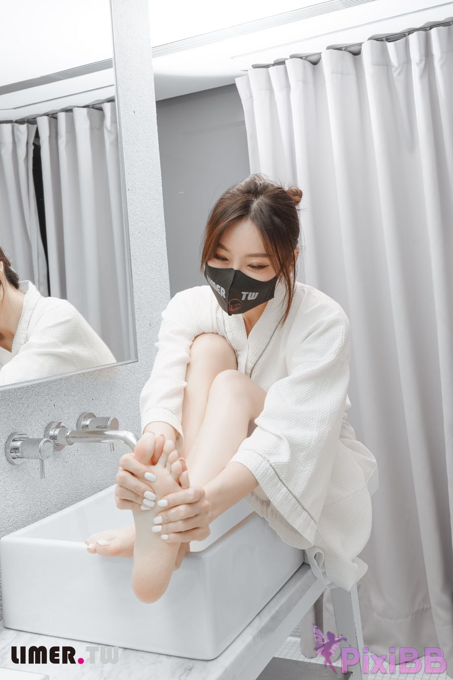 Limerence Original No.105 The goddess Yuweis beautiful feet make the pedicurist unable to control his silence TK Get up PixiBB.COM 054