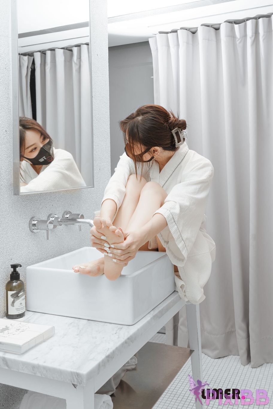 Limerence Original No.105 The goddess Yuweis beautiful feet make the pedicurist unable to control his silence TK Get up PixiBB.COM 055