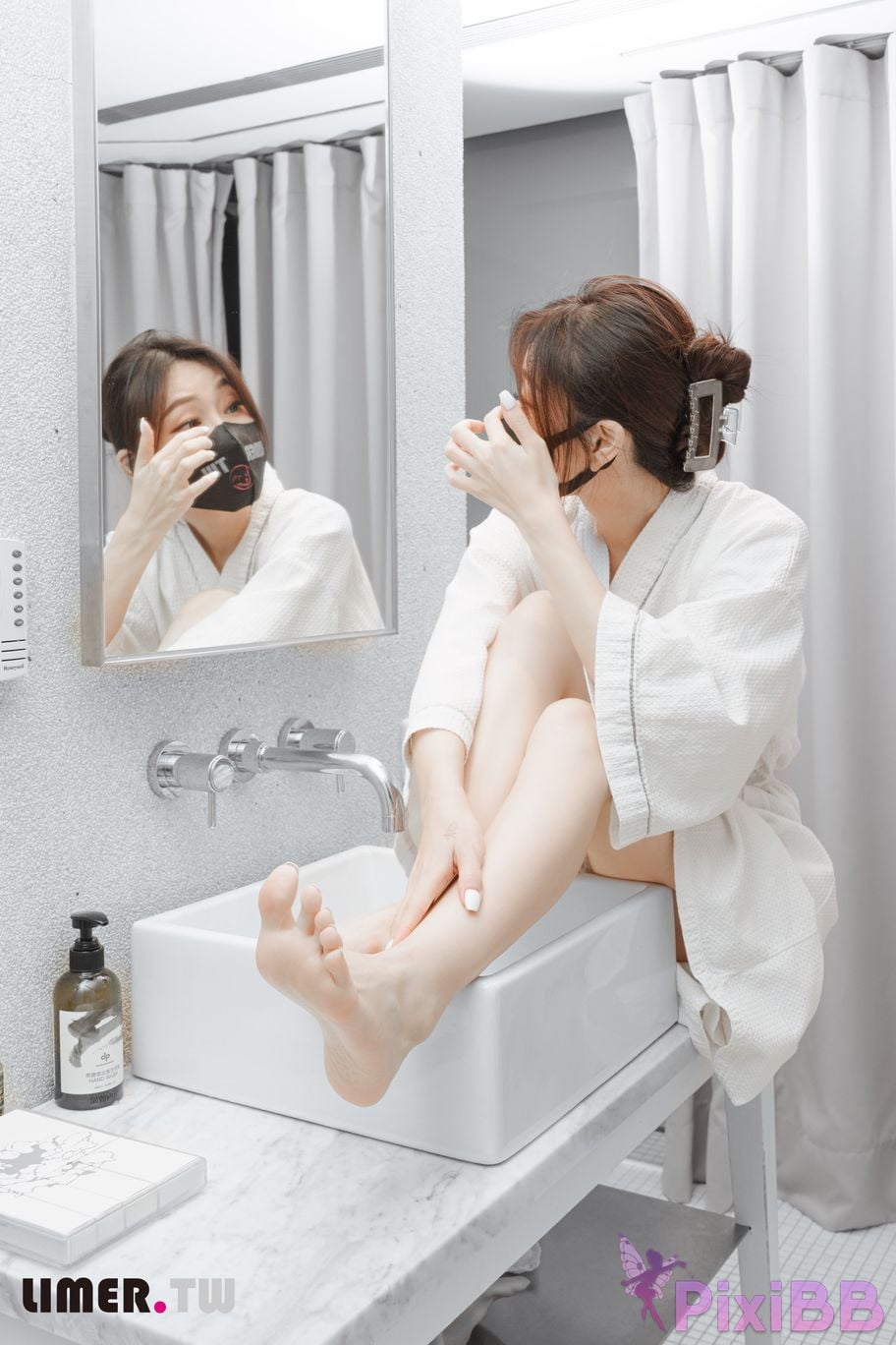 Limerence Original No.105 The goddess Yuweis beautiful feet make the pedicurist unable to control his silence TK Get up PixiBB.COM 056