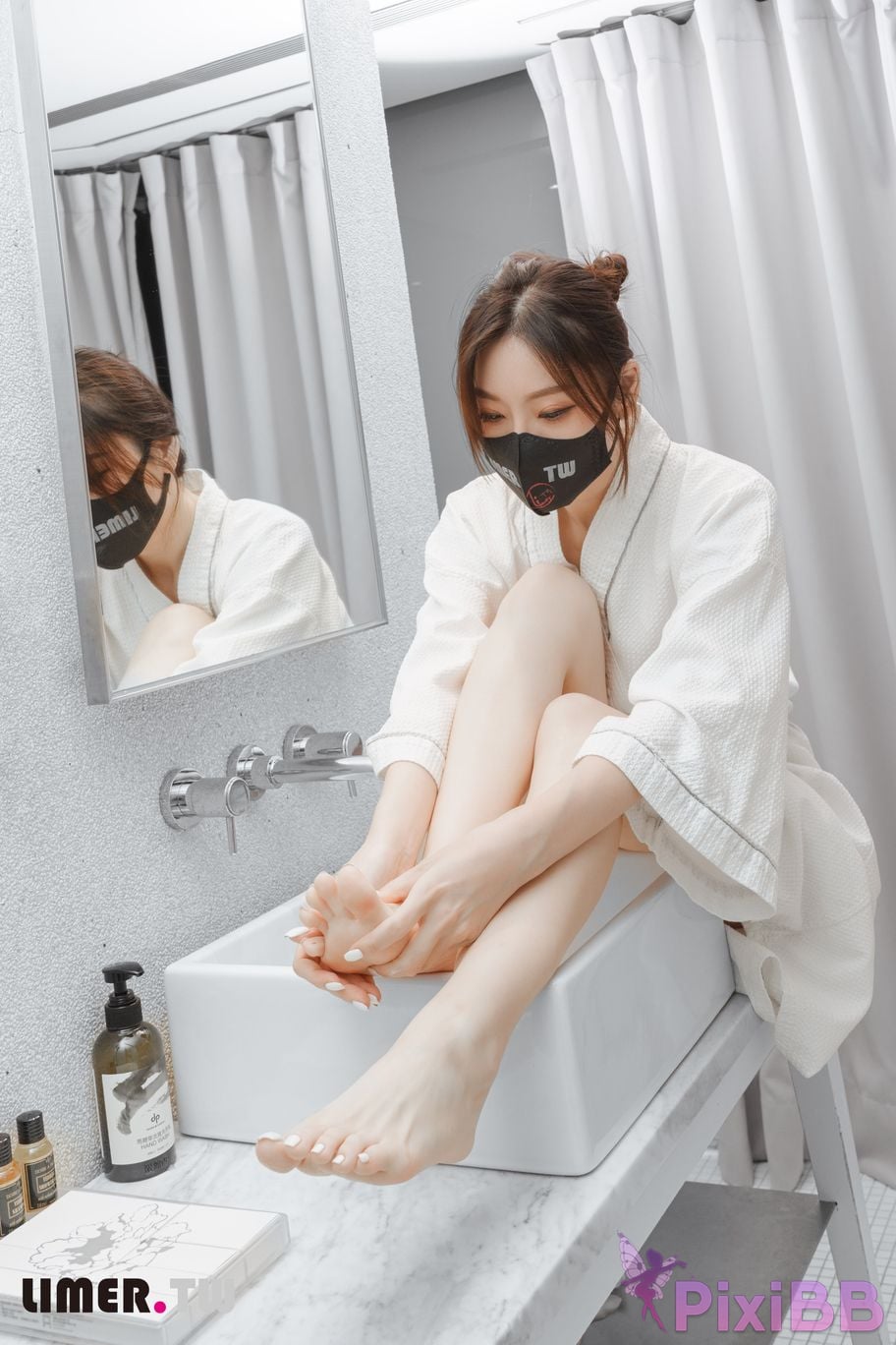 Limerence Original No.105 The goddess Yuweis beautiful feet make the pedicurist unable to control his silence TK Get up PixiBB.COM 057