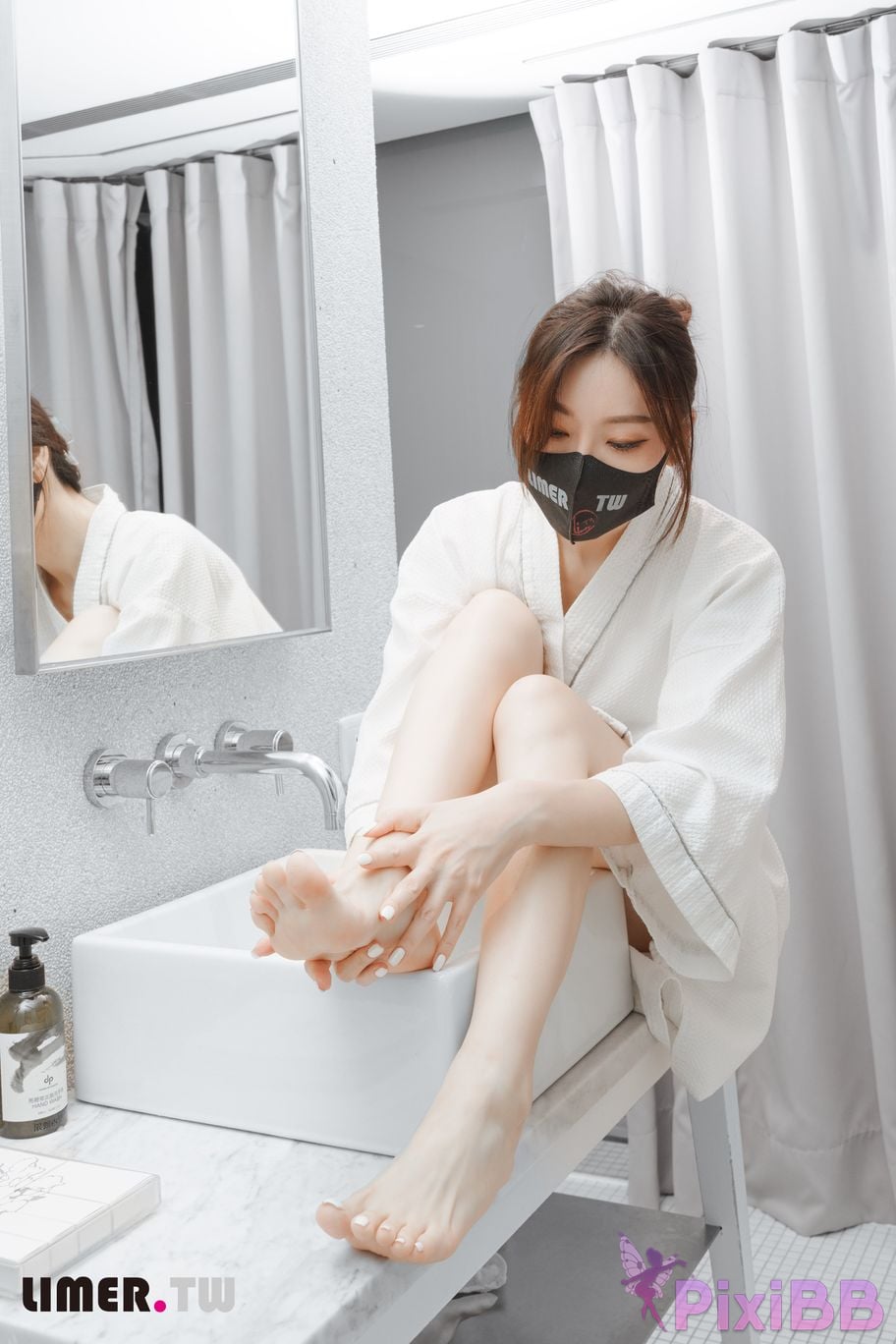 Limerence Original No.105 The goddess Yuweis beautiful feet make the pedicurist unable to control his silence TK Get up PixiBB.COM 058