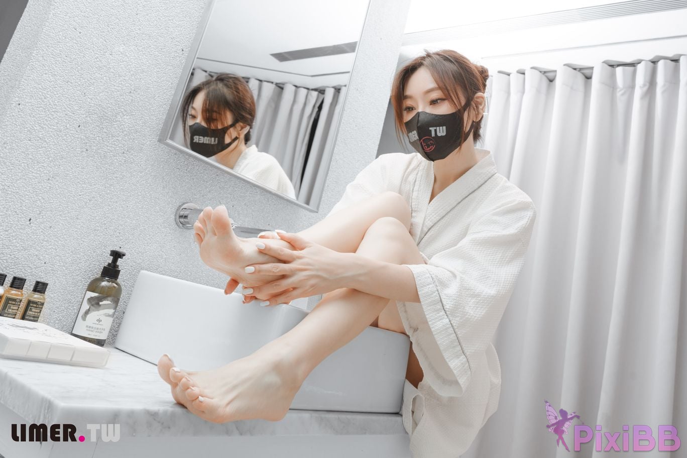 Limerence Original No.105 The goddess Yuweis beautiful feet make the pedicurist unable to control his silence TK Get up PixiBB.COM 059