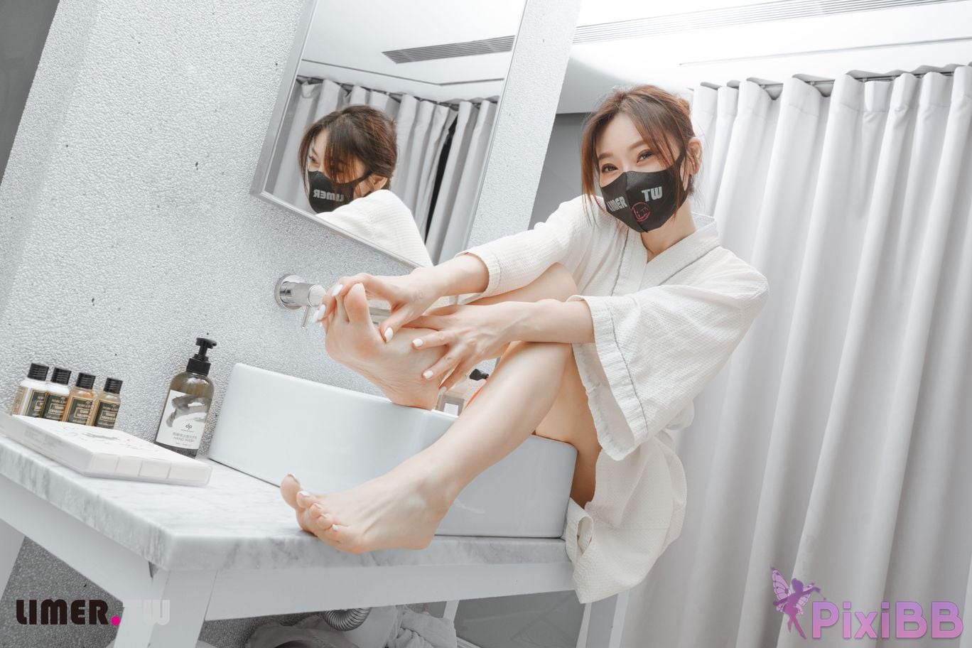 Limerence Original No.105 The goddess Yuweis beautiful feet make the pedicurist unable to control his silence TK Get up PixiBB.COM 061