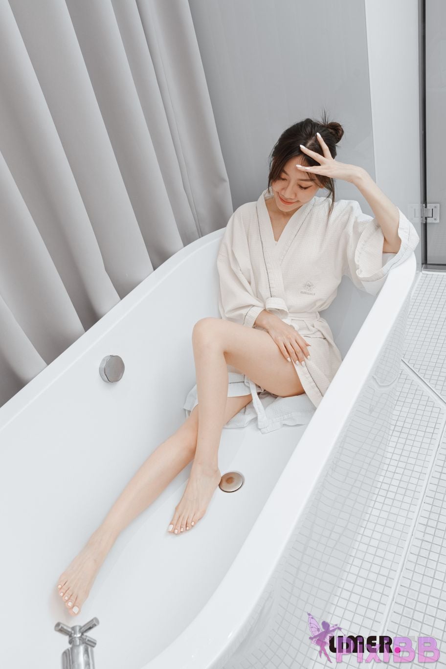 Limerence Original No.105 The goddess Yuweis beautiful feet make the pedicurist unable to control his silence TK Get up PixiBB.COM 071