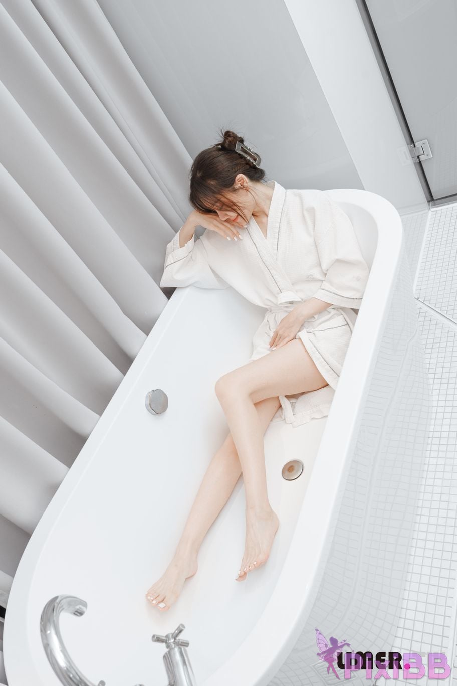 Limerence Original No.105 The goddess Yuweis beautiful feet make the pedicurist unable to control his silence TK Get up PixiBB.COM 075