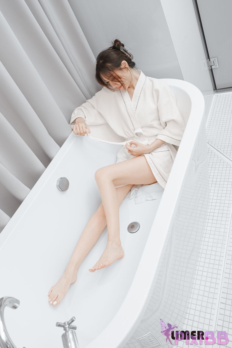 Limerence Original No.105 The goddess Yuweis beautiful feet make the pedicurist unable to control his silence TK Get up PixiBB.COM 077