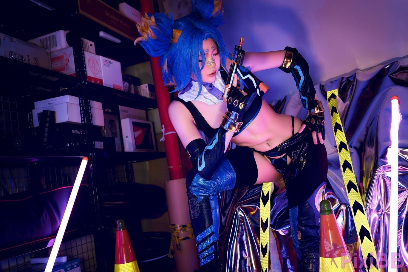 Coser ZinieQ Neon Valorant PixiBB.COM 004