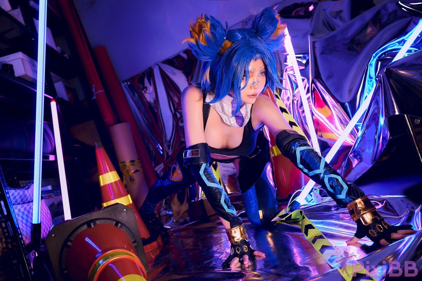 Coser ZinieQ Neon Valorant PixiBB.COM 005