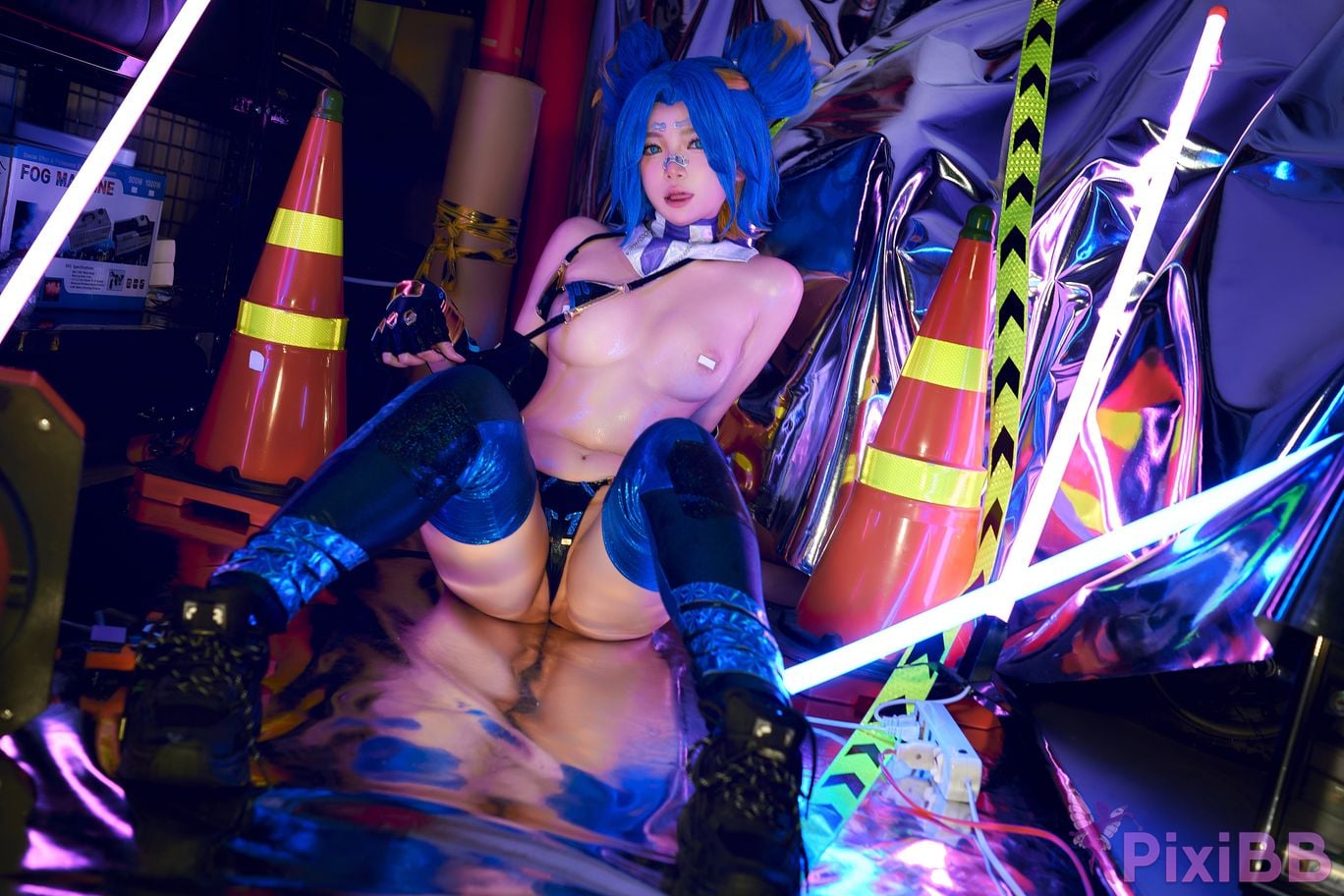 Coser ZinieQ Neon Valorant PixiBB.COM 026