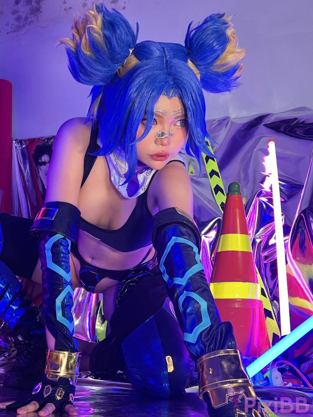 Coser ZinieQ Neon Valorant PixiBB.COM 036