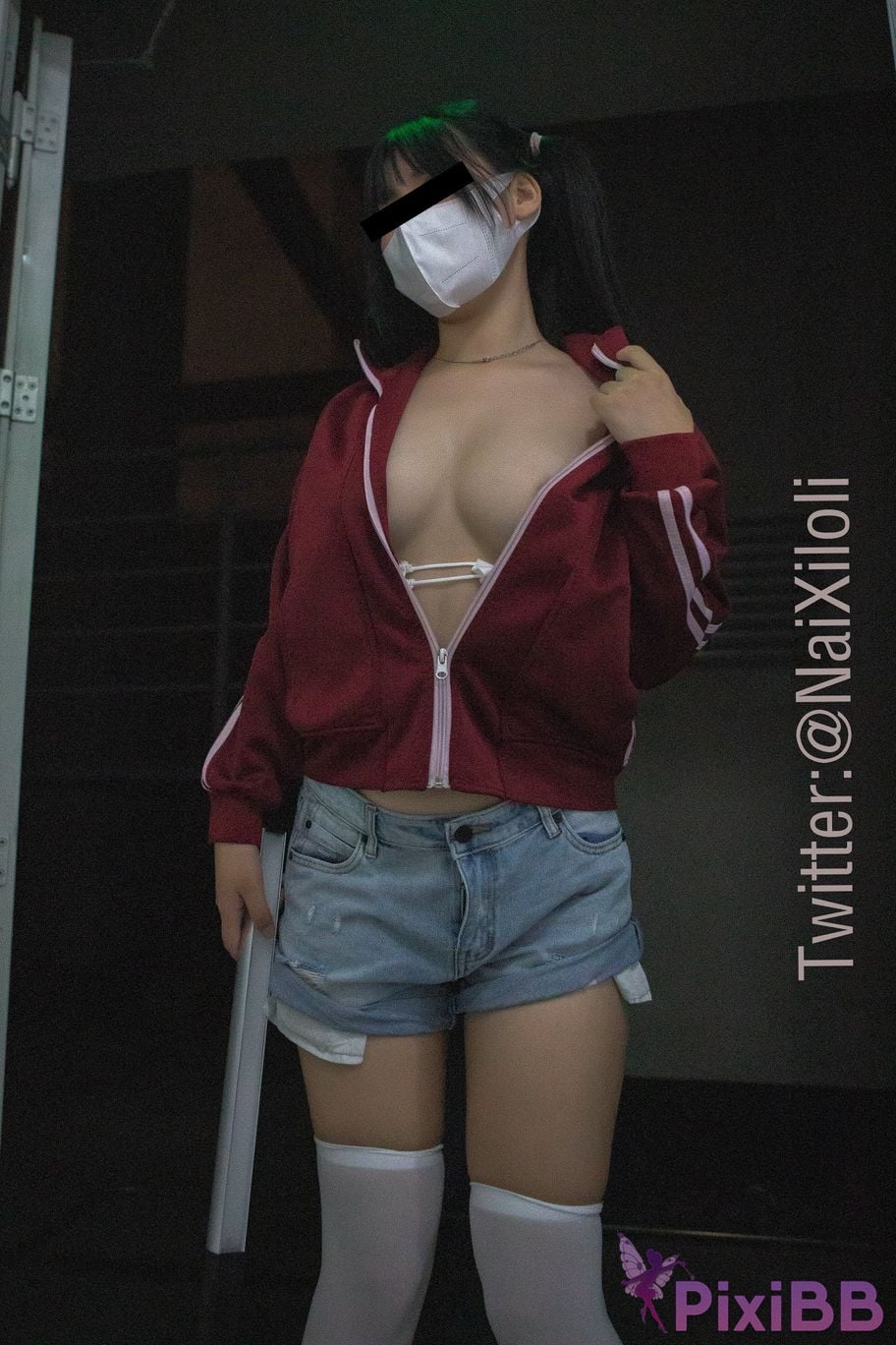 Cosplayer Roe deer rice NaiXiloli Burgundy jacket exposed late at night PixiBB.COM 090