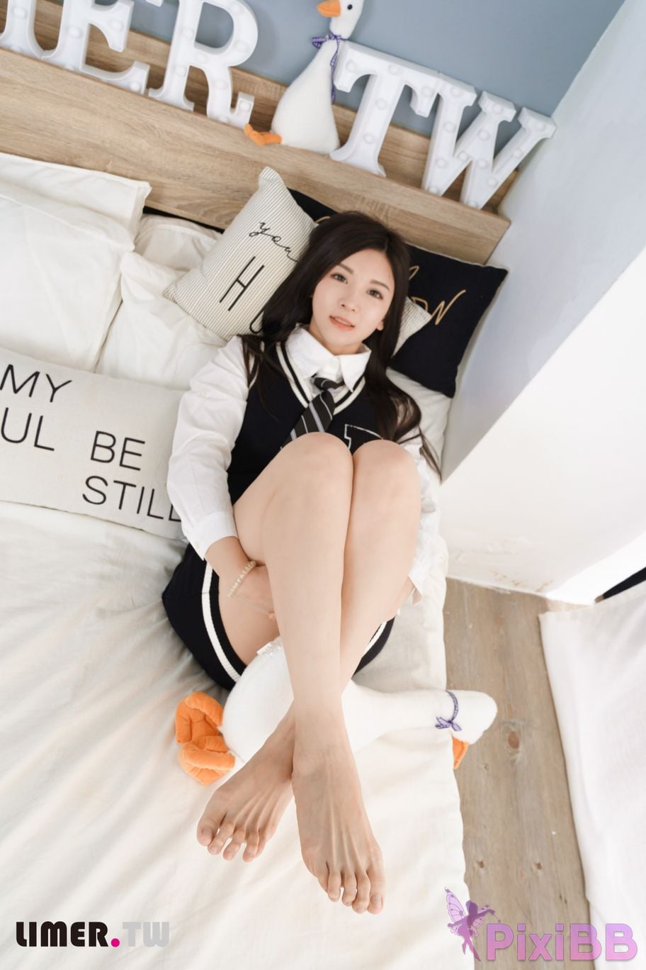 Limerence Original No.107 Sparse rain Nora Bare feet soles PixiBB.COM 084