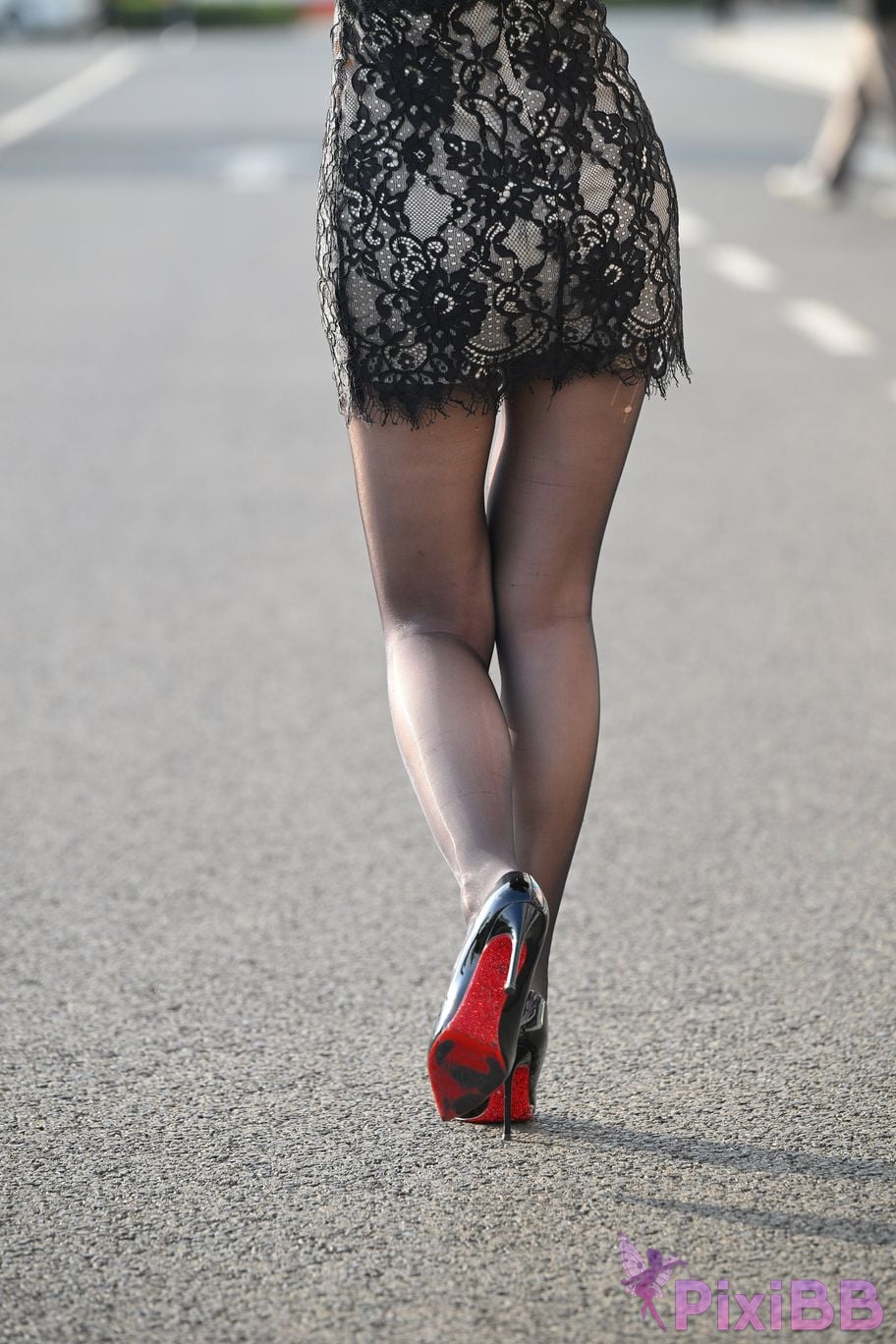 Featured Street Photography Works No.5410 Black silk leaves in the rain at sunset PixiBB.COM 073