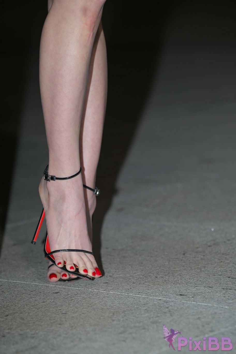 Featured Street Photography Works No.5409 Red tempting beautiful legs Doraemon PixiBB.COM 081