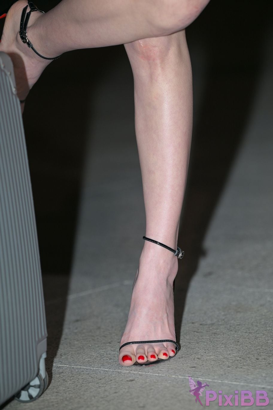 Featured Street Photography Works No.5409 Red tempting beautiful legs Doraemon PixiBB.COM 082