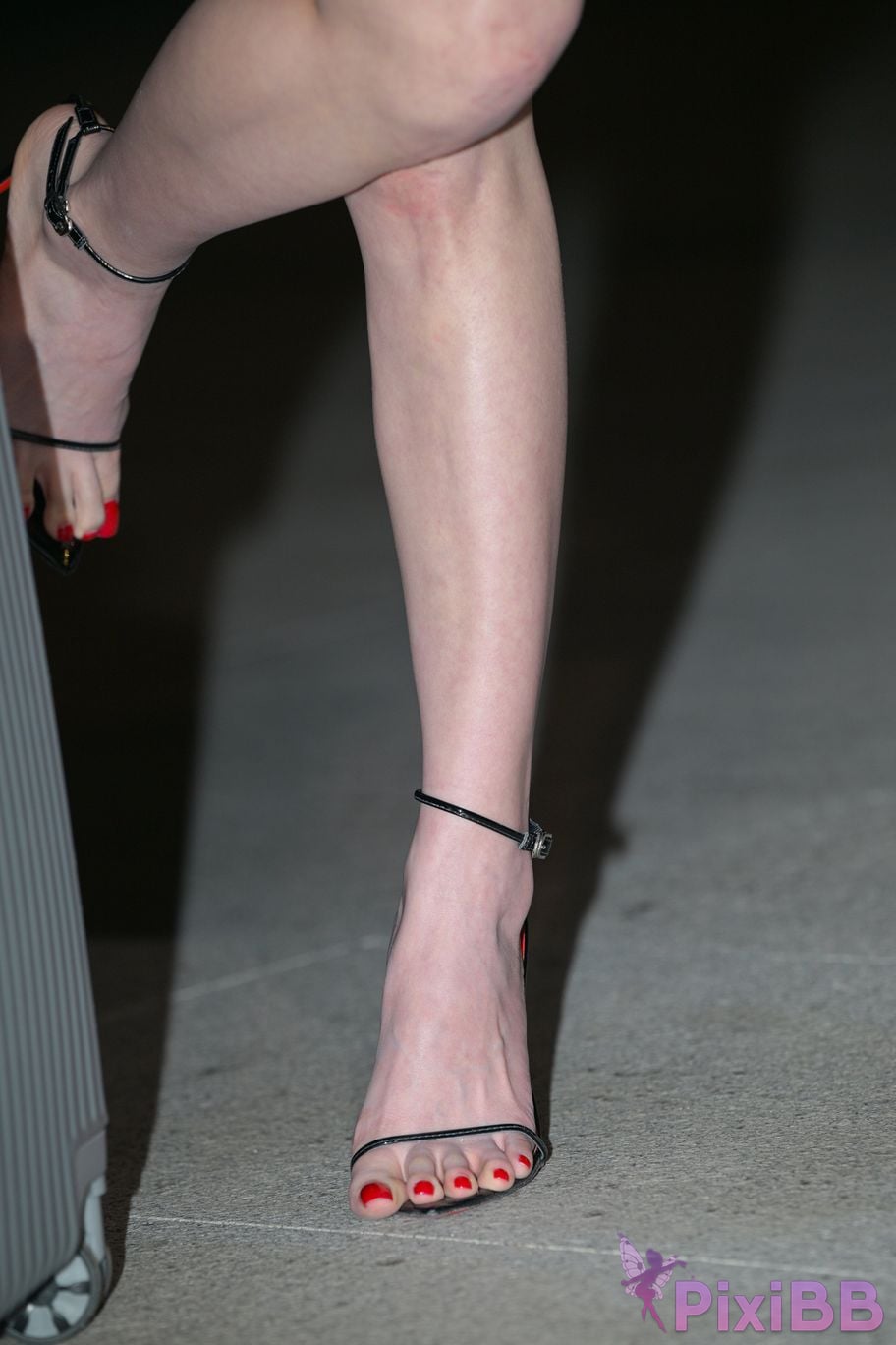 Featured Street Photography Works No.5409 Red tempting beautiful legs Doraemon PixiBB.COM 084