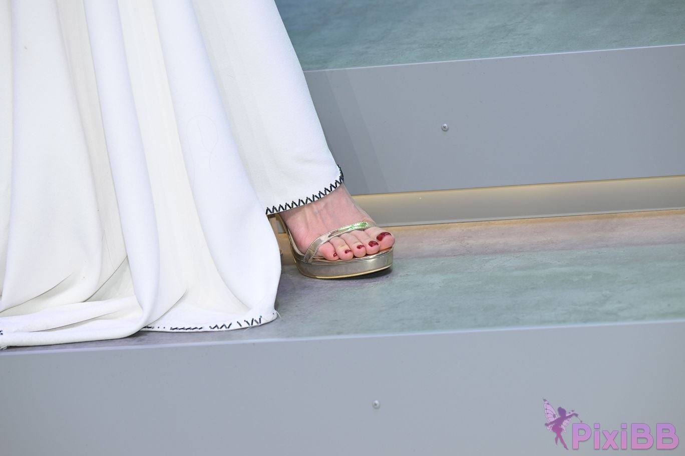 Featured Street Photography Works No.5408 Internet celebrity Xiao Naos beautiful feet in white dress PixiBB.COM 015