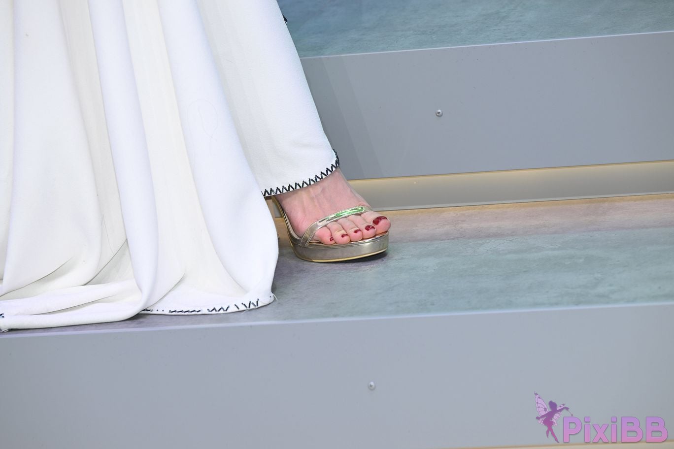 Featured Street Photography Works No.5408 Internet celebrity Xiao Naos beautiful feet in white dress PixiBB.COM 016