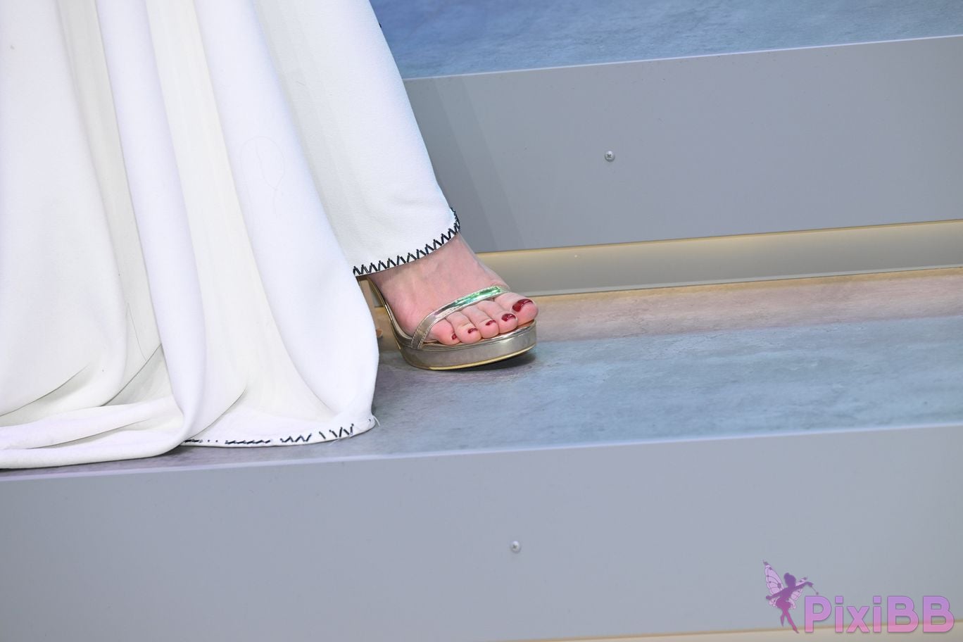 Featured Street Photography Works No.5408 Internet celebrity Xiao Naos beautiful feet in white dress PixiBB.COM 020